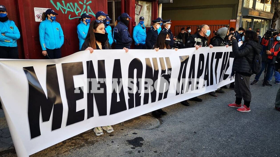 «Μενδώνη παραιτήσου» - Συγκέντρωση καλλιτεχνών έξω από το υπουργείο Πολιτισμού