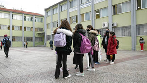 Λινού για τα σχολεία: Άμεσα να ληφθούν μέτρα – Τα παιδιά μεταδίδουν τον ιό όσο και οι ενήλικες