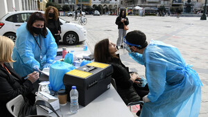 Κρούσματα σήμερα: Κοντά στις 2.000 και πάλι τα κρούσματα - Γέμισαν οι ΜΕΘ