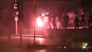 Νέα Σμύρνη: Μου φώναζαν «πουτ@@@ θα πεθάνεις» - Η κατάθεση σοκ του τραυματία αστυνομικού