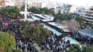 Στην πλατεία της Ν. Σμύρνης γεννιέται μια Ελλάδα που δεν θέλουμε
