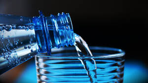 Νερό: 7 λόγοι για να πίνεις ένα ποτήρι με το που ξυπνάς 