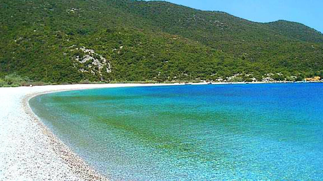 Ποια είναι η παραλία που πάνε όλοι οι τουρίστες αλλά δεν την ξέρουν οι Έλληνες;