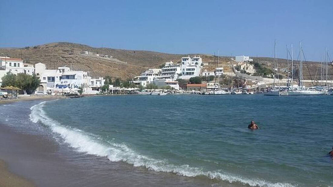 Η ελληνική παραλία που έχει μισό κρύο και μισό ζεστό νερό