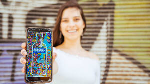 ABSOLUT MURAL: Μια νέα Ελληνίδα καλλιτέχνης αναδεικνύεται για το όραμά της προς τη διαφορετικότητα