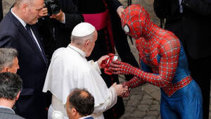 Ο Spider-Man συμμάχησε με τον Πάπα για καλό σκοπό