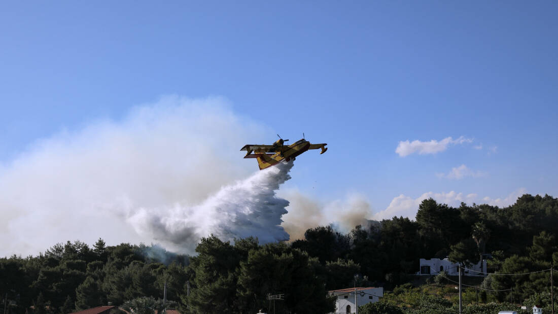 Φωτιά: Διπλό πύρινο μέτωπο στην Αττική – Πυρκαγιές σε Βαρνάβα και Ελευσίνα