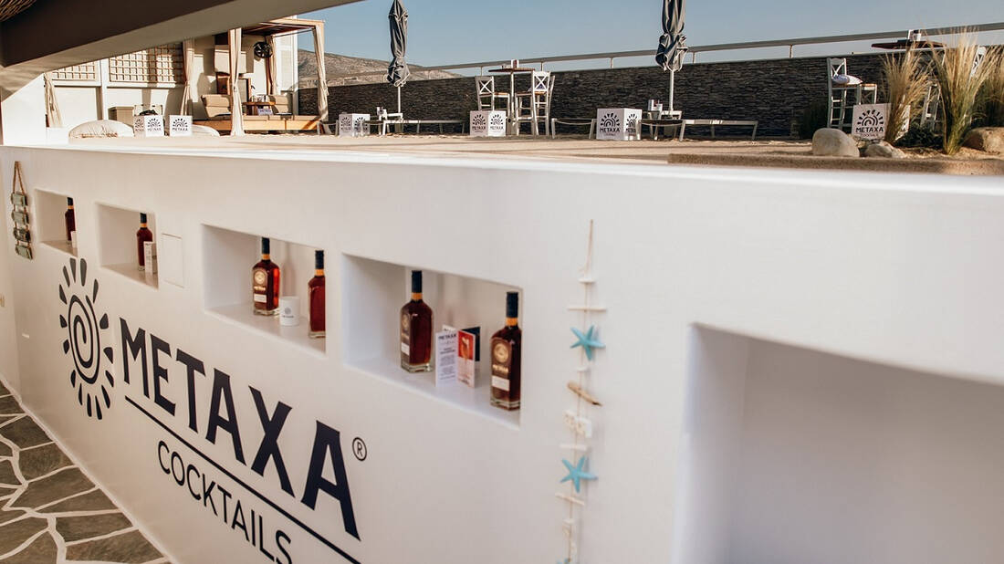 H ταράτσα του Mavili Beach μετατρέπεται σε Pop Up METAXA Bar 