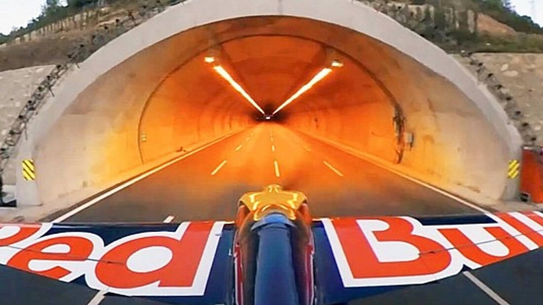 Ρεκόρ Guinness: Ένας πιλότος της Red Bull πέρασε με αεροπλάνο μέσα από τούνελ