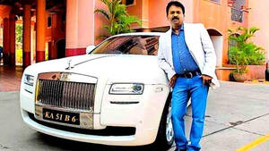 Αυτός ο Ινδός κουρέας κυκλοφορεί με μία Rolls Royce κι άλλα 400 luxury cars