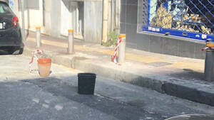 Καφάσι-Καρέκλα-Χαρτόκουτο σε θέση πάρκινγκ: Αυτή η ελληνική μάστιγα