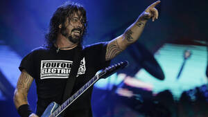 Ο Dave Grohl κόβει στη μέση συναυλία των Foo Fighters για να σταματήσει καβγά