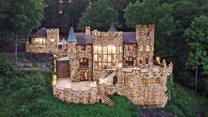 Ένας πατέρας υποσχέθηκε στον γιο του ότι μια μέρα θα ζουν σε κάστρο, μέχρι που έχτισε τρία 