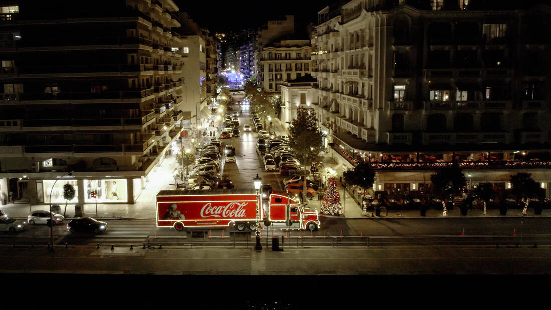 Το εμβληματικό φορτηγό της Coca-Cola φθάνει στην Αθήνα και σκορπάει τη χριστουγεννιάτικη μαγεία!