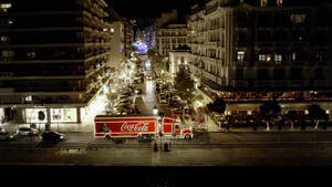 Το εμβληματικό φορτηγό της Coca-Cola φθάνει στην Αθήνα και σκορπάει τη χριστουγεννιάτικη μαγεία!