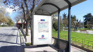 Να, ποιος κρύβεται πίσω από τους στίχους στις στάσεις των λεωφορείων!