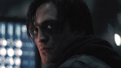 The Batman: O Matt Reeves εξηγεί γιατί ο Robert Pattinson φοράει emo eyeliner