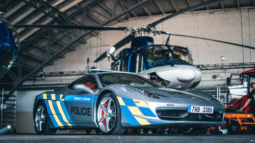 H τσέχικη αστυνομία πήρε μια Ferrari 458 Italia για τους επίδοξους Fast & Furious