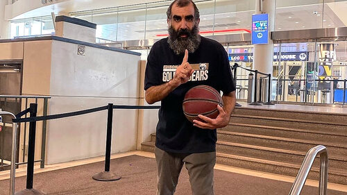 Ο «Έλληνας Steph Curry» έχει ταξί και προκαλεί τον κόσμο σε σουτάκια