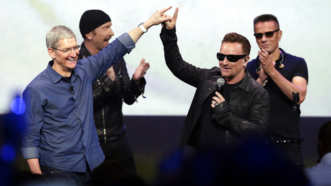 O Bono επιτέλους ζήτησε συγγνώμη που γέμισε σκουπίδια τα κινητά μας πριν από 10 χρόνια
