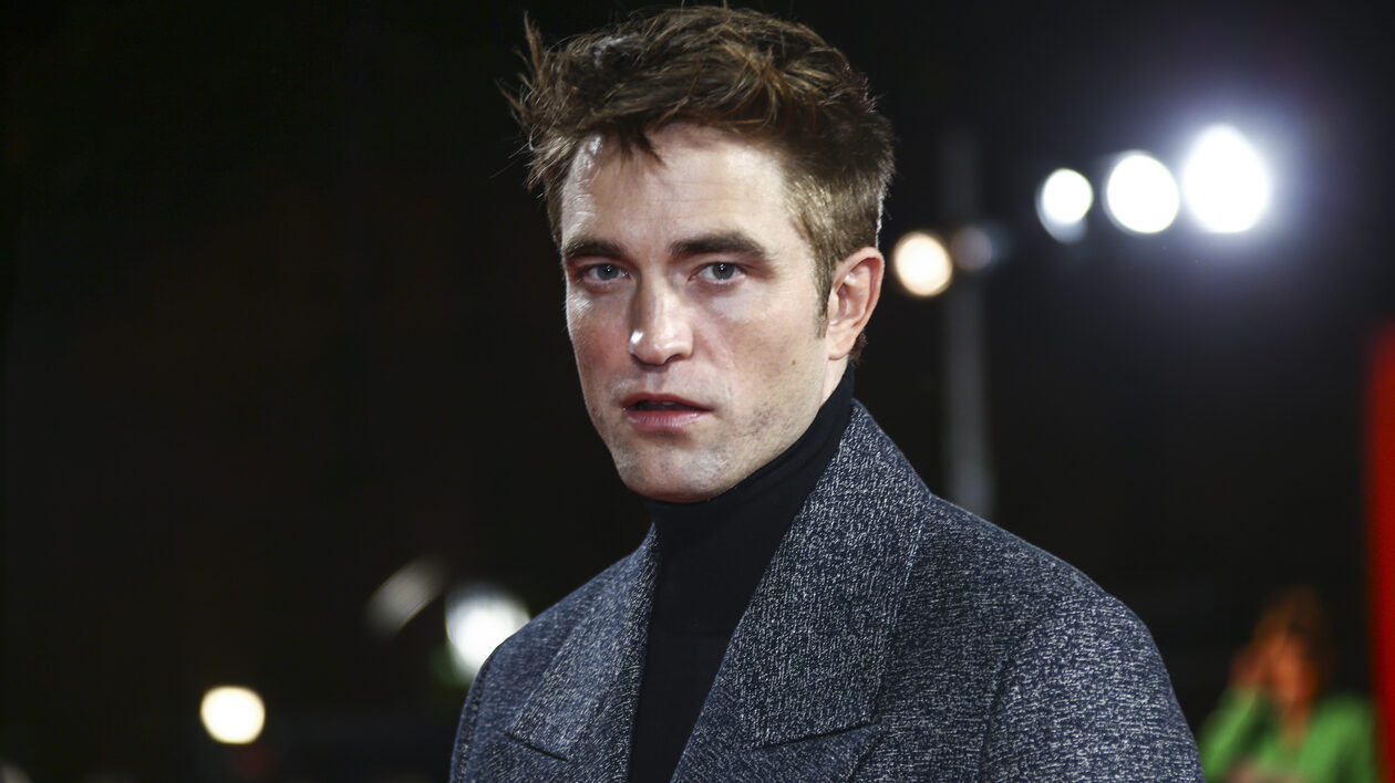 Ο Robert Pattinson μας δείχνει πως να φορέσουμε σωστά ένα πουλόβερ