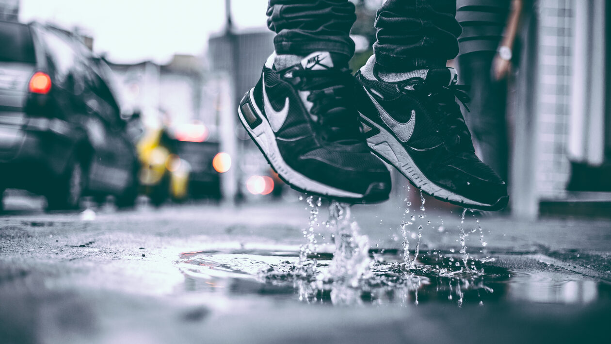 Τα sneakers δεν «μασάνε» ούτε με το κρύο ούτε και με τη βροχή