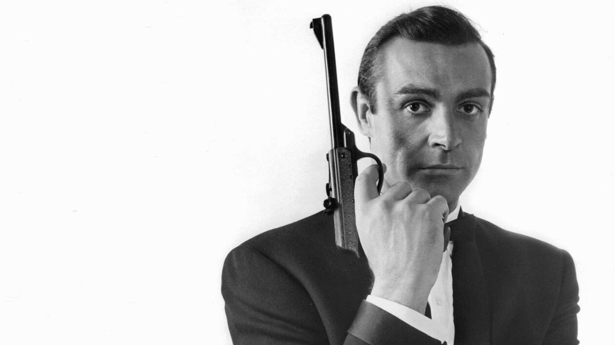 H μεγαλύτερη συλλογή αντικειμένων από ταινίες του James Bond βγαίνει στο σφυρί