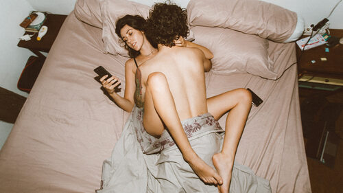 Έρευνα: Τσεκάρεις το κινητό κατά τη διάρκεια του σεξ; 
