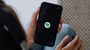 Μήπως το Spotify έχει βάλει πλώρη να σκοτώσει και το ραδιόφωνο;