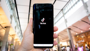 Μήπως τελικά το TikTok επιδεινώνει την παρενόχληση στο δρόμο;