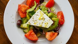 Μέχρι και 26 ευρώ η χωριάτικη σαλάτα στα ελληνικά νησιά