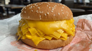 Θα μπορούσες να φας το πιο τυρένιο cheeseburger;