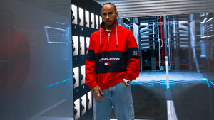 Ο Lewis Hamilton με Tommy Jeans στην έναρξη του βελγικού Grand Prix