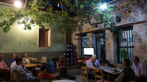 Η ένοχη απόλαυση τού να βλέπεις ματς στο καφενείο του νησιού