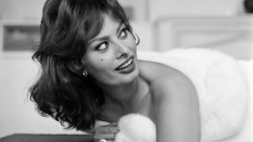 Στη Νάπολη ακόμη περιμένουν το στριπτίζ της Sophia Loren