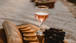 Ροζέ κρασί: Πώς να το συνδυάσεις σωστά με το φαγητό