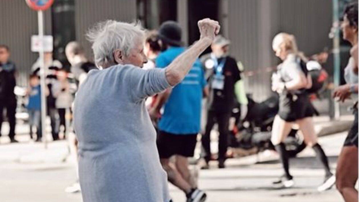 Γιαγιά εμψυχώνει τους αθλητές του Μαραθωνίου και φυσικά γίνεται viral