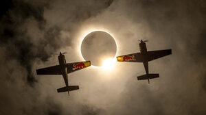 Πιλότοι «χορεύουν» στη σκιά της μεγαλύτερης έκλειψης ηλίου που έγινε ποτέ