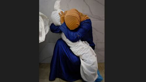 Το πρώτο βραβείο του World Press Photo για την Παλαιστίνια που νανουρίζει τη νεκρή ανιψιά της