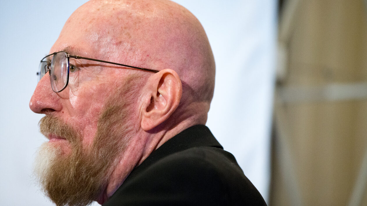 Ο Kip Thorne κοίταξε μέσα στο σκοτάδι για να βρει το φως