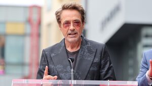 Ο Robert Downey Jr. εμφανίστηκε με τη μεγαλύτερη ανδρική τάση στα παντελόνια