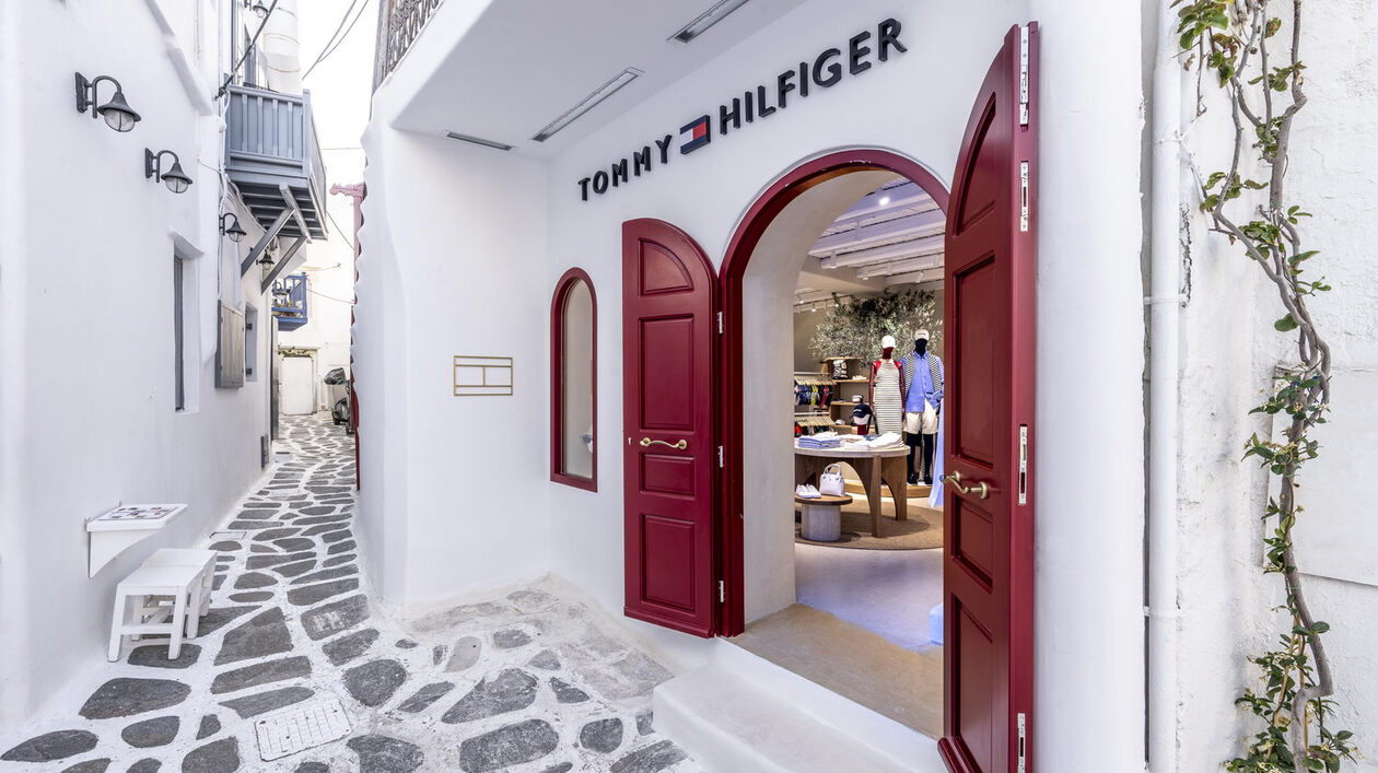 Η TOMMY HILFIGER ΑΝΑΚΟΙΝΩΝΕΙ ΤΟ ΑΝΟΙΓΜΑ ΤΟΥ ΚΑΤΑΣΤΗΜΑΤΟΣ ΣΤΗ ΜΥΚΟΝΟ