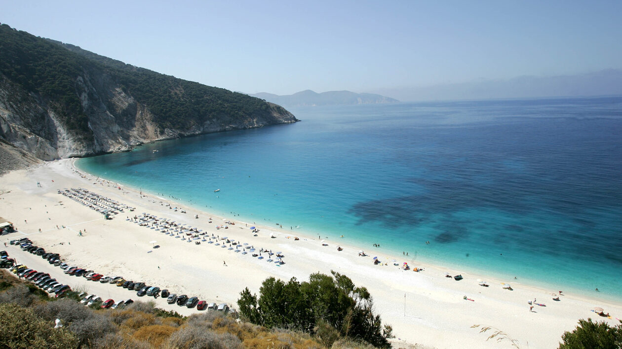 Τρεις ελληνικές παραλίες που πρέπει να πας μαζί της το καλοκαίρι