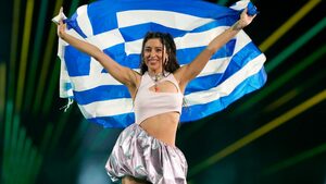 Η Μαρίνα Σάττι βάζει δωρεάν παιδιά που δεν είχαν χρήματα για τη συναυλία της
