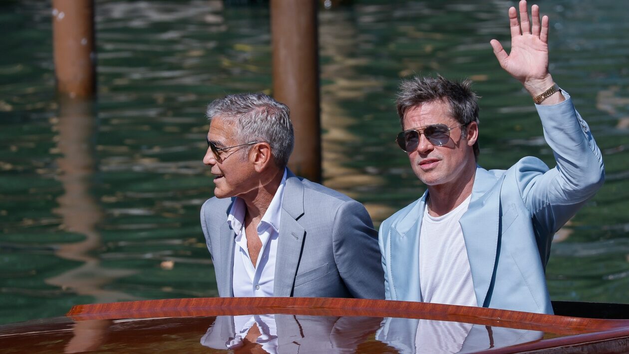 Pitt - Clooney: Όλοι θέλουμε -μάταια- ν’ αντιγράψουμε με τον κολλητό την εμφάνισή τους στη Βενετία