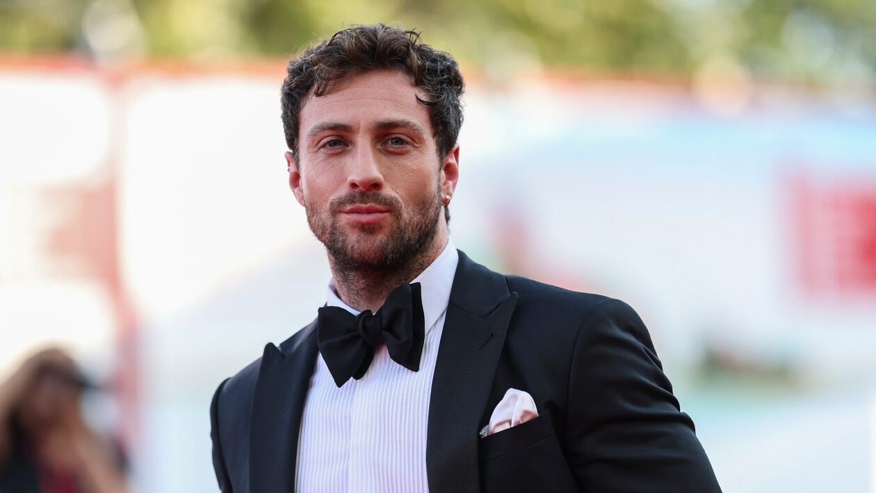 Ο Aaron Taylor-Johnson δίνει ζωή στη Χρυσή Εποχή της ανδρικής μόδας