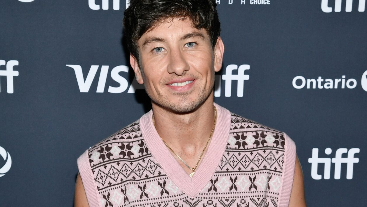 Το αμάνικο πουλόβερ του Barry Keoghan είναι αυτό που έχουμε ανάγκη το φετινό Φθινόπωρο