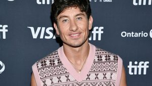 Το αμάνικο πουλόβερ του Barry Keoghan είναι αυτό που έχουμε ανάγκη το φετινό Φθινόπωρο