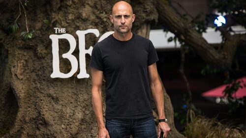 Το στιλ του Mark Strong είναι πιο δυνατό από το όνομά του