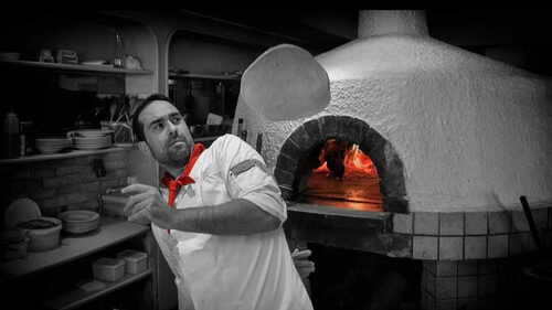 O Pizza Chef Νίκος Αργυρόπουλος εξηγεί το πώς θα φτιάξεις την πιο επιτυχημένη πίτσα στο σπίτι 